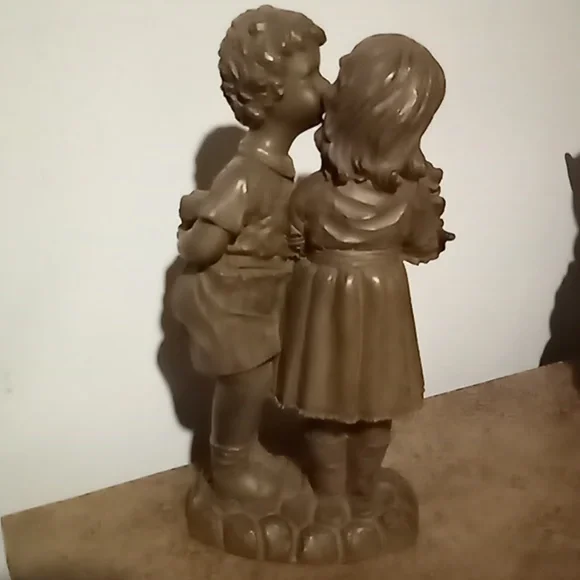Vintage Faux Bronze Wood Carved Garden Statue 1970-80's Boy & Girl Kissing - Picture 5 of 7